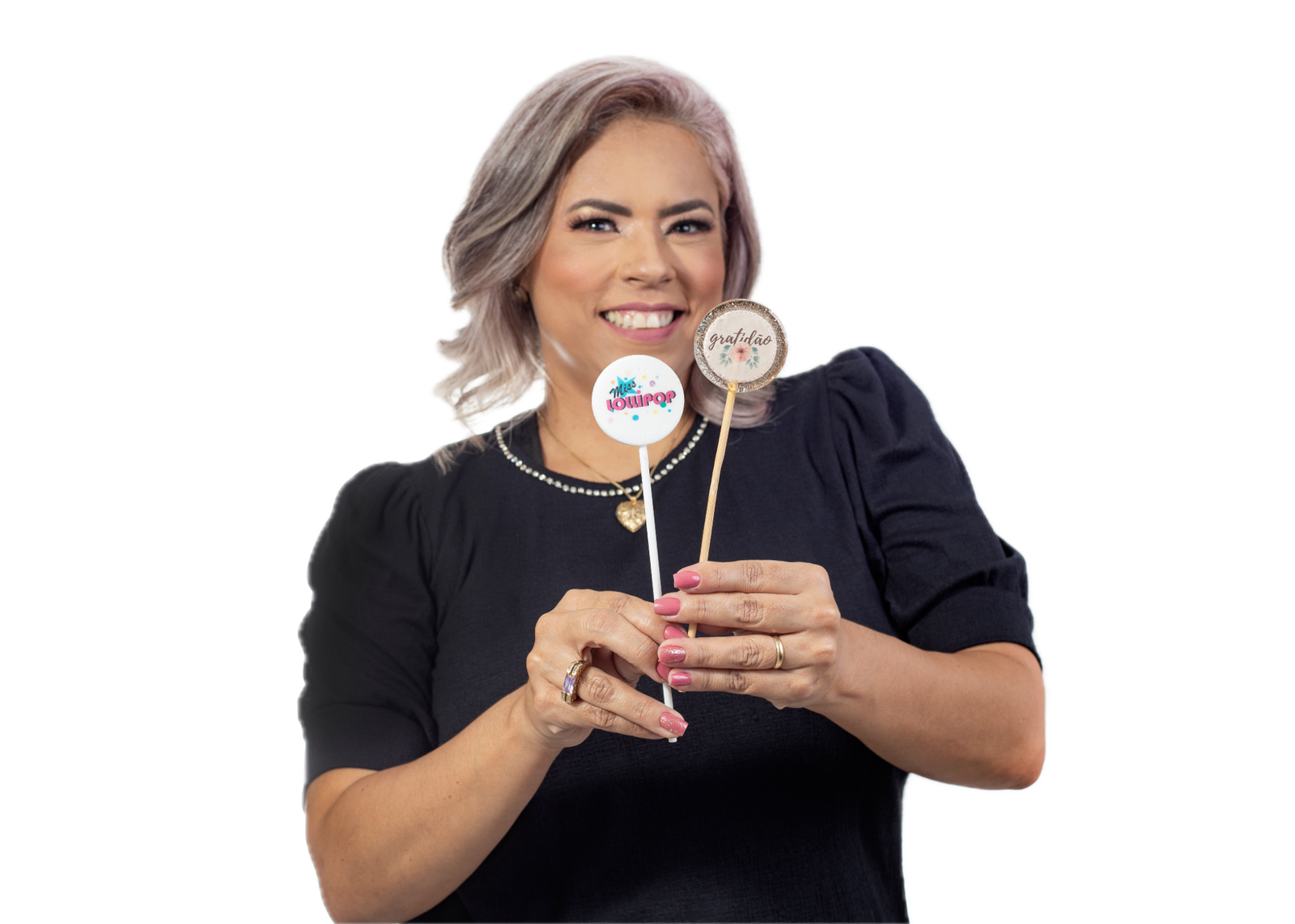 Lorena, criadora da Miss Lollipop, segurando pirulitos personalizados
